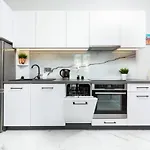 Stylish & Modern Praga By Renters *